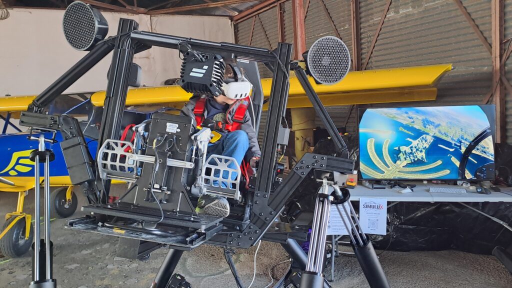 enfant sur simulateur jeu : DCS, immersion avec casque VR, nouveau en alsace pédalier qualité,